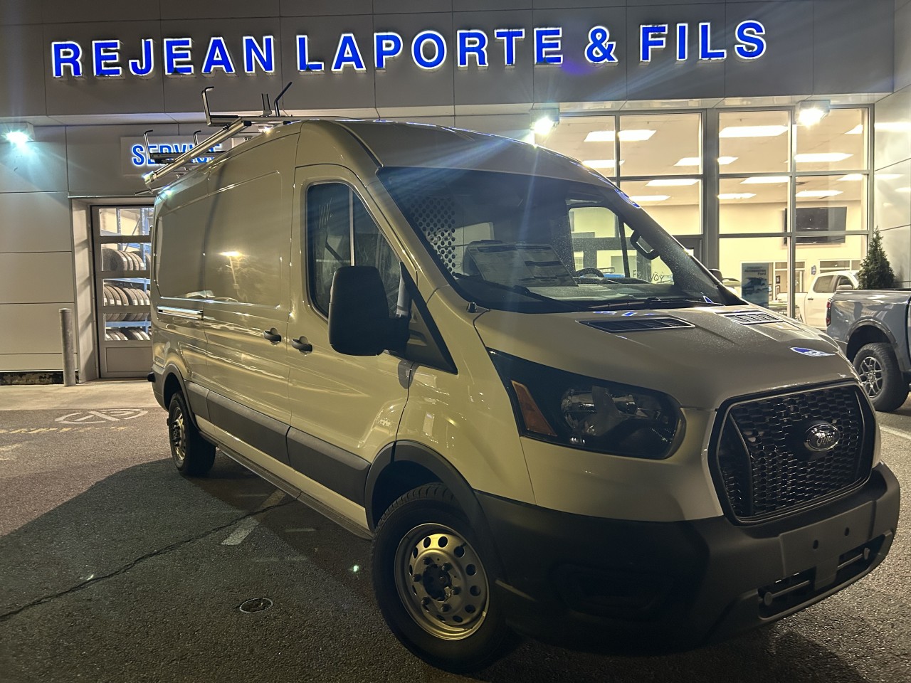 2024 Ford Transit fourgon utilitaire - Image 2
