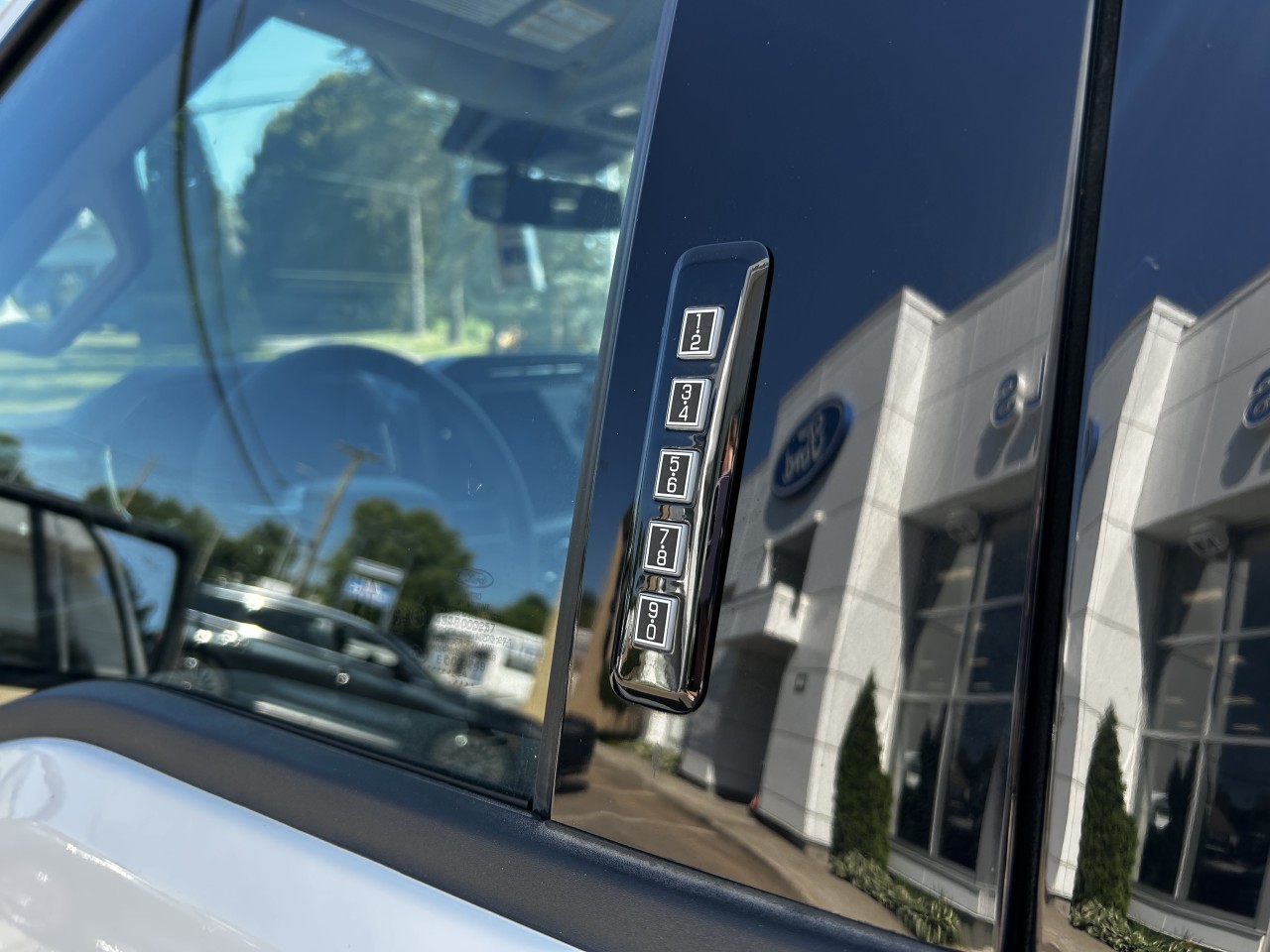2024 Ford F-150 Lightning - Image 15