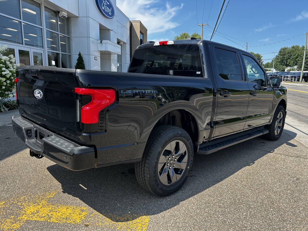2025 Ford F-150 Lightning - Image 8