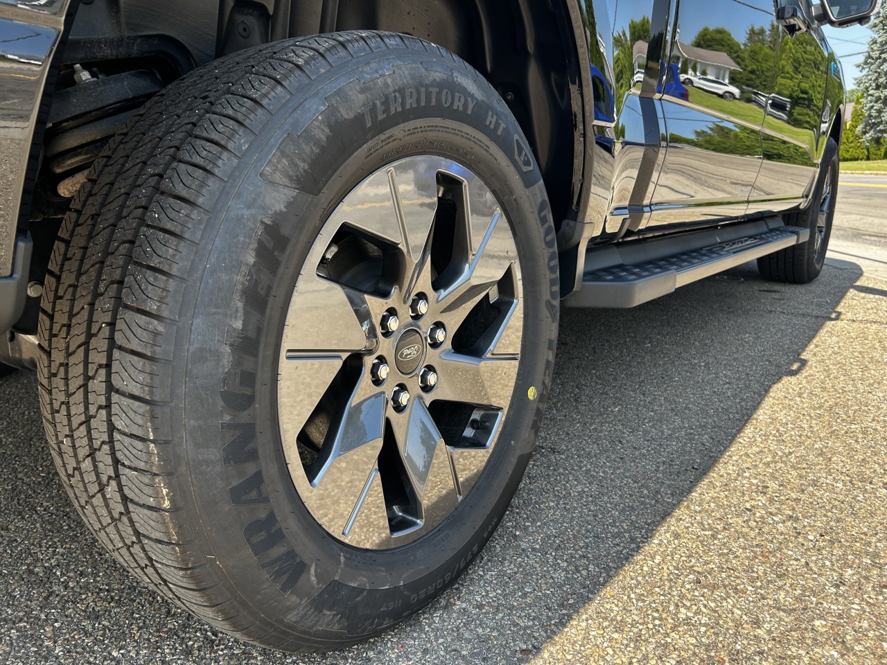 2025 Ford F-150 Lightning - Image 13