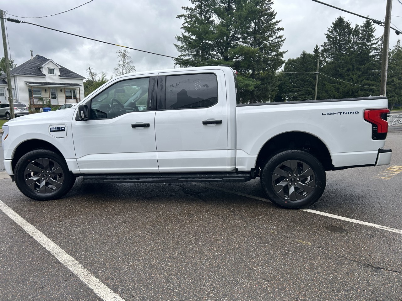 2024 Ford F-150 Lightning - Image 11