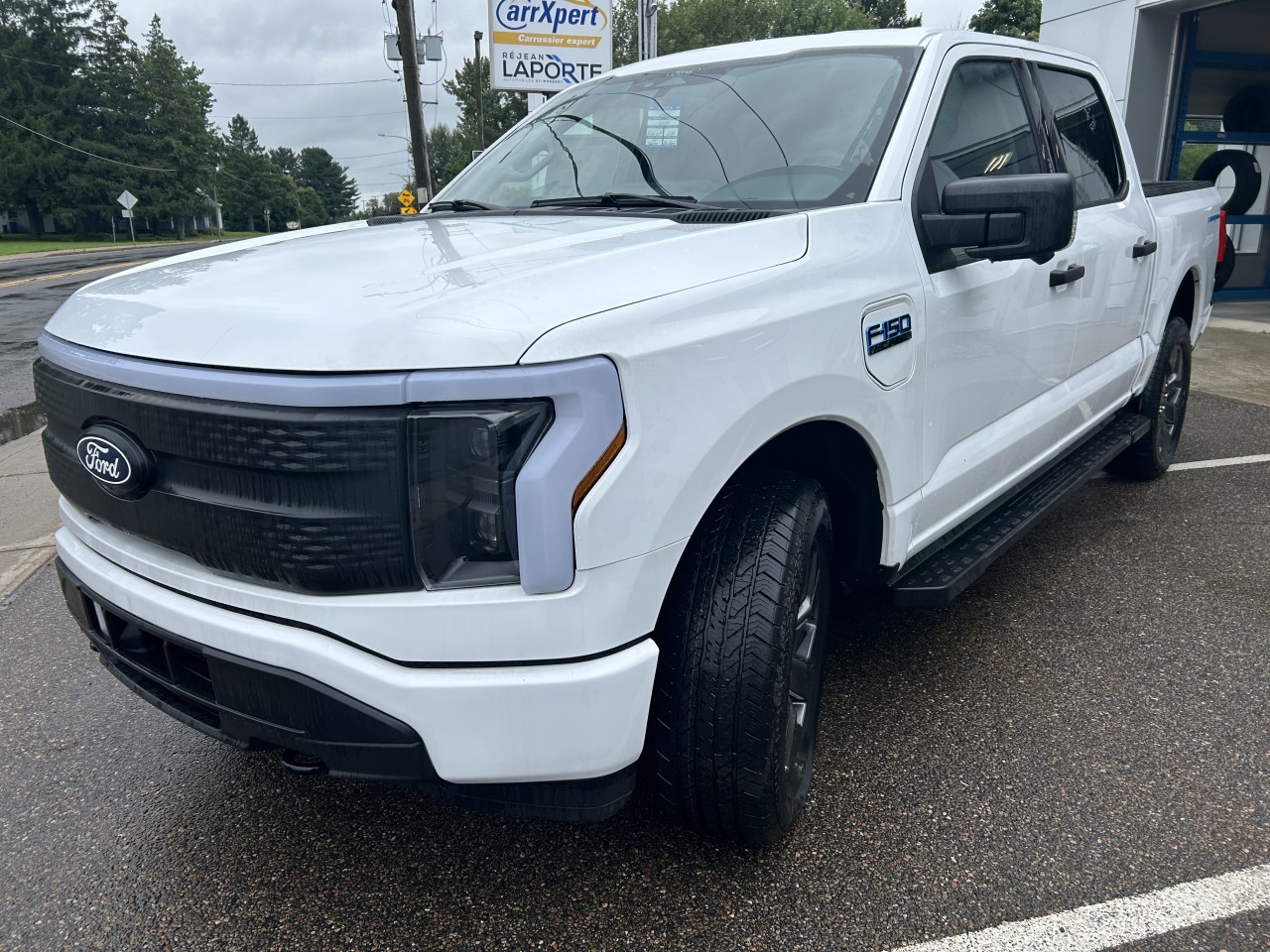 2024 Ford F-150 Lightning - Image 13