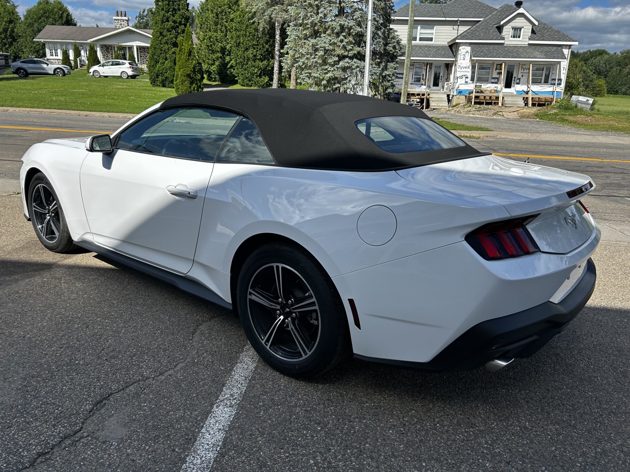 2025 Ford Mustang - Image 4