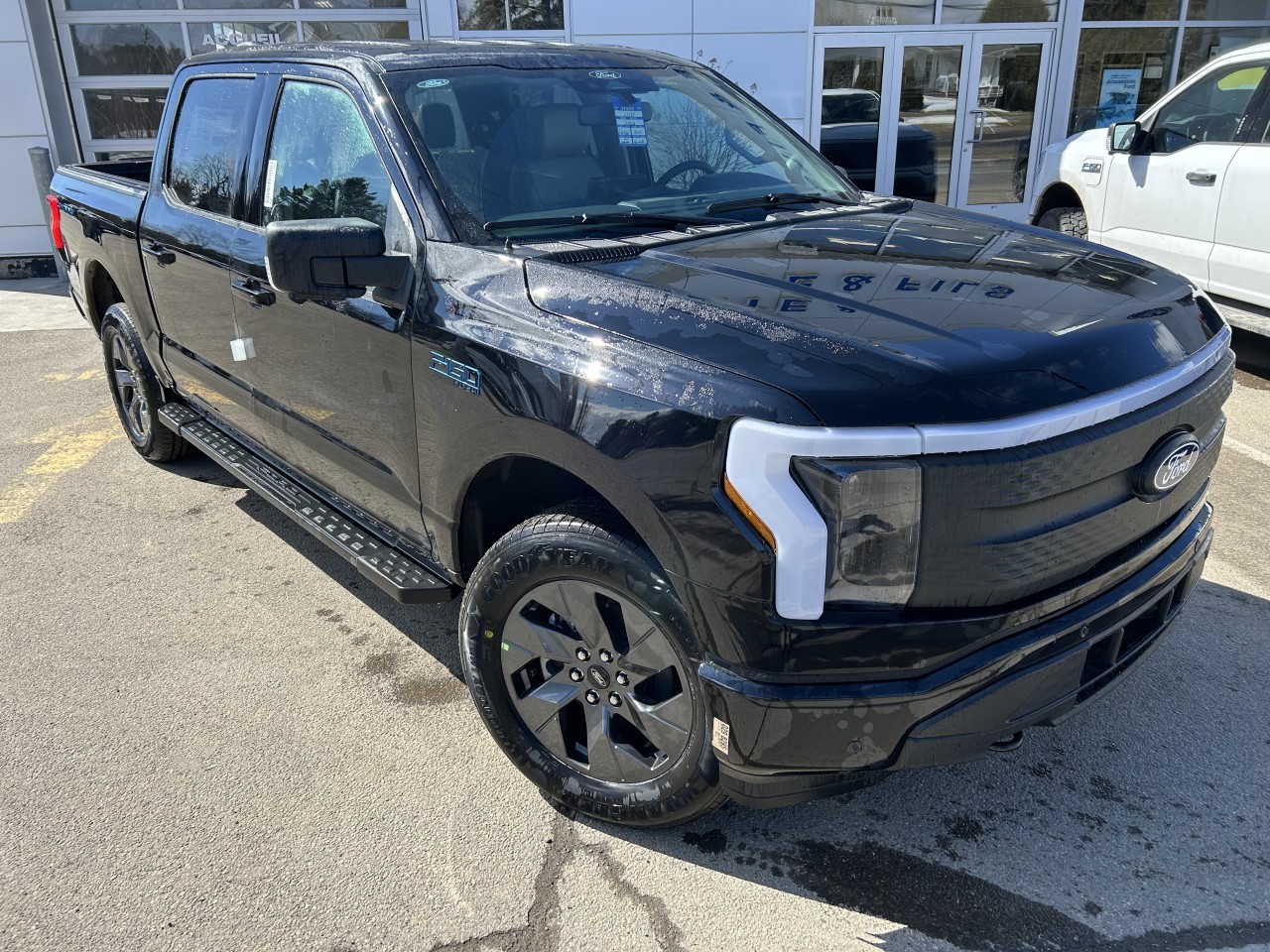 2025 Ford F-150 Lightning - Image 9