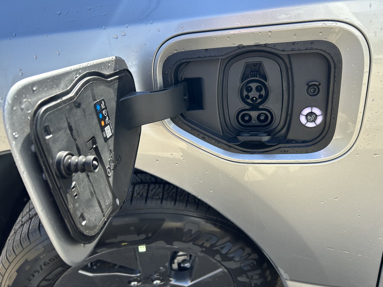 2025 Ford F-150 Lightning - Image 18