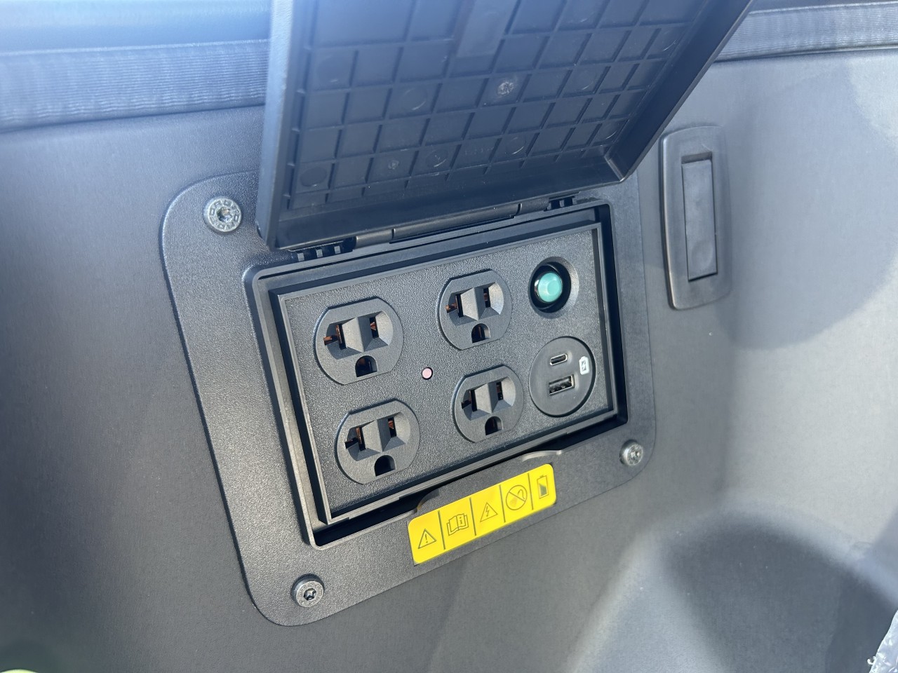 2025 Ford F-150 Lightning - Image 21