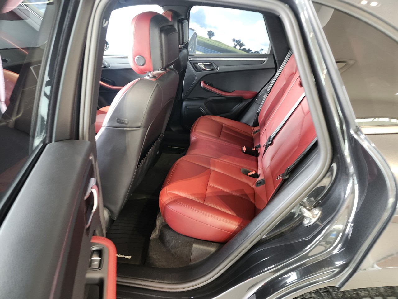 2023 Porsche Macan - Image 14