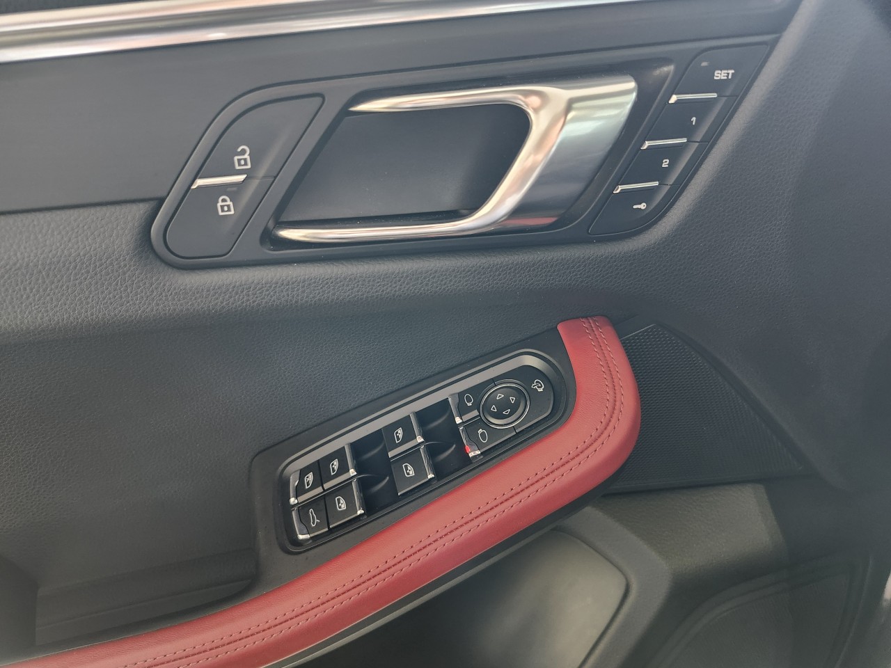 2023 Porsche Macan - Image 18