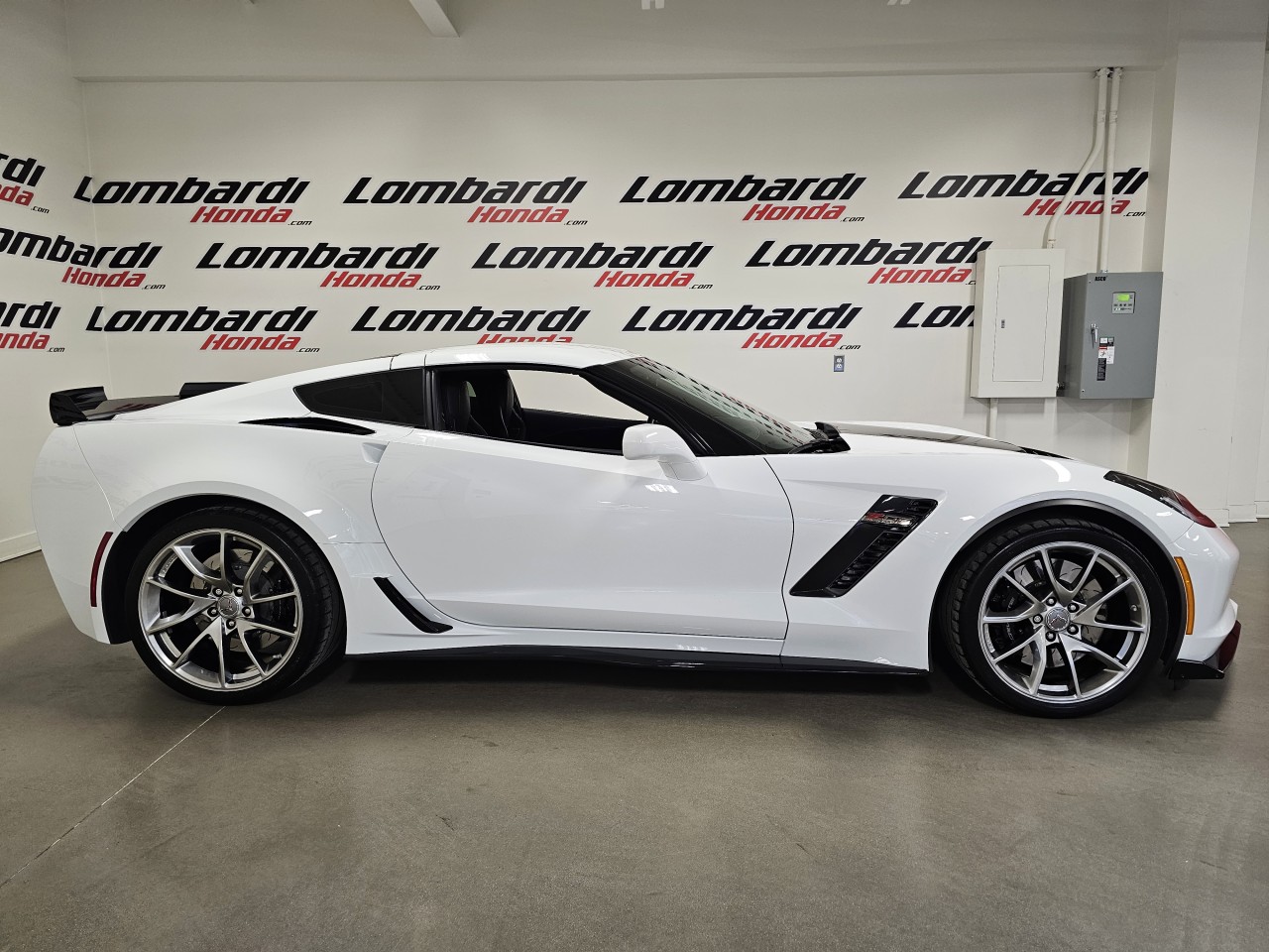 2019 Chevrolet Corvette - Image 2