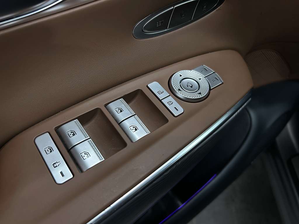 2022 Genesis GV70 - Image 9