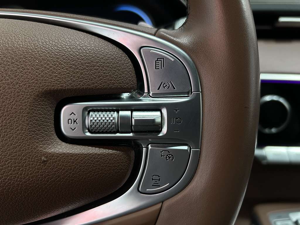 2022 Genesis GV70 - Image 12