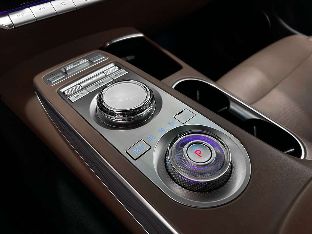2022 Genesis GV70 - Image 13