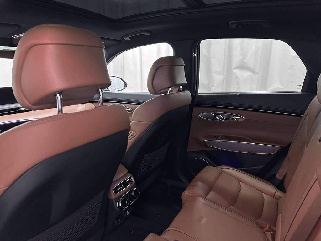 2022 Genesis GV70 - Image 17