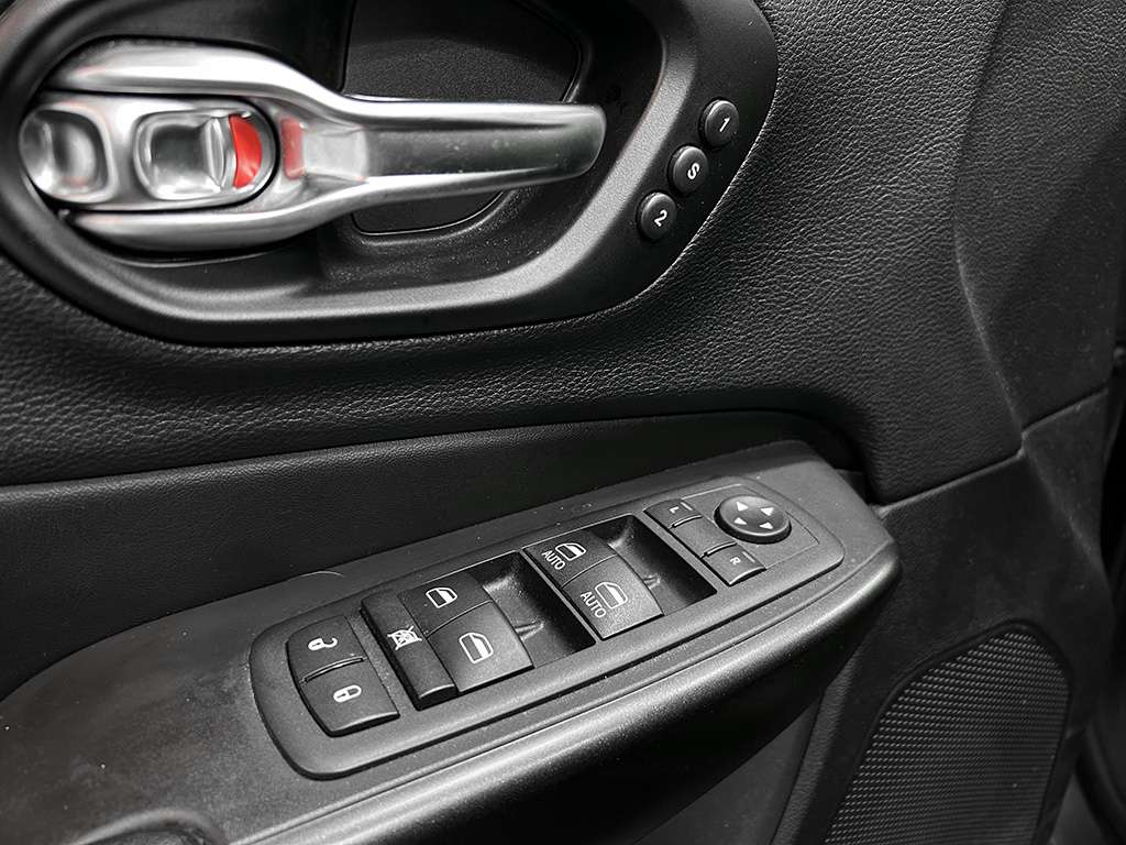 2020 Jeep Cherokee - Image 9