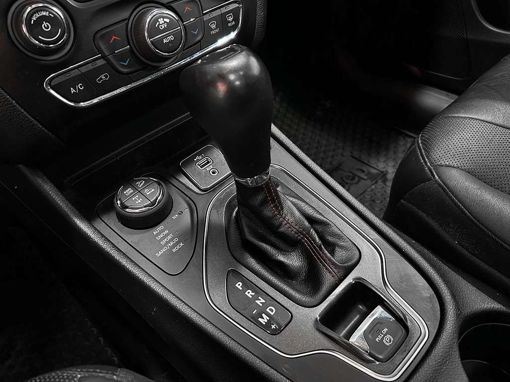 2020 Jeep Cherokee - Image 13
