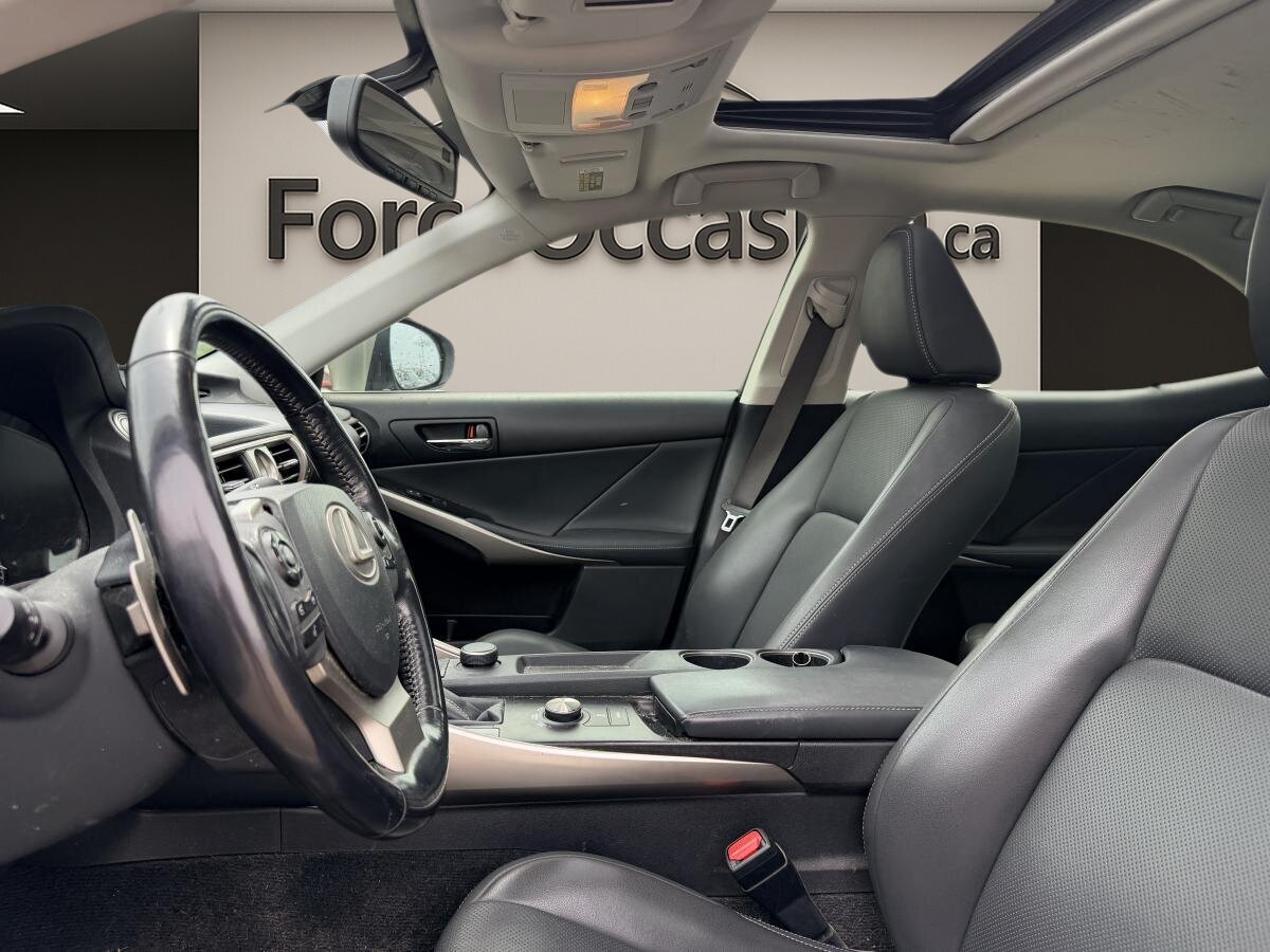 2016 Lexus IS 300 - Image 3