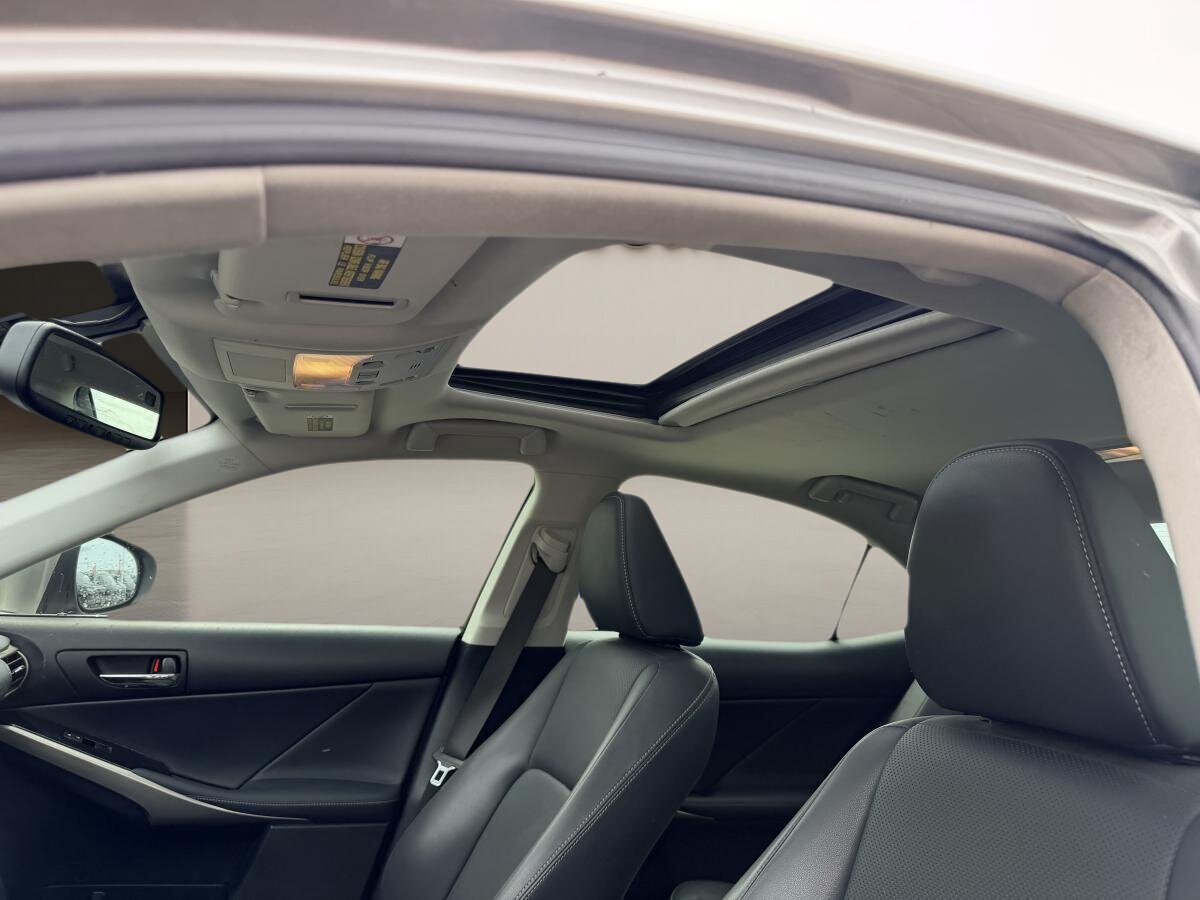 2016 Lexus IS 300 - Image 4