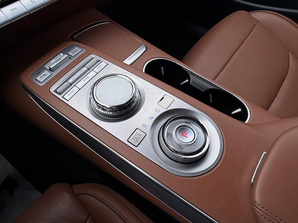 2022 Genesis GV70 - Image 17