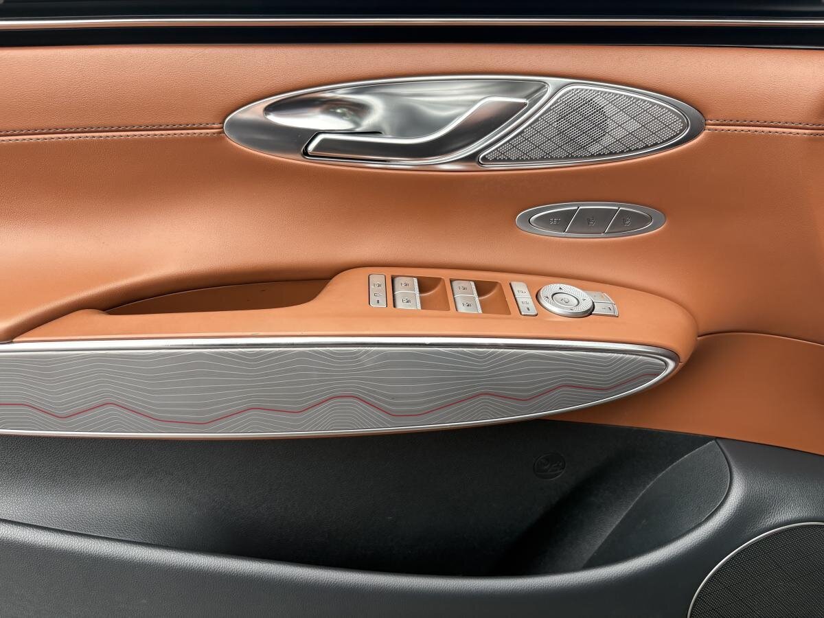 2022 Genesis GV70 - Image 19
