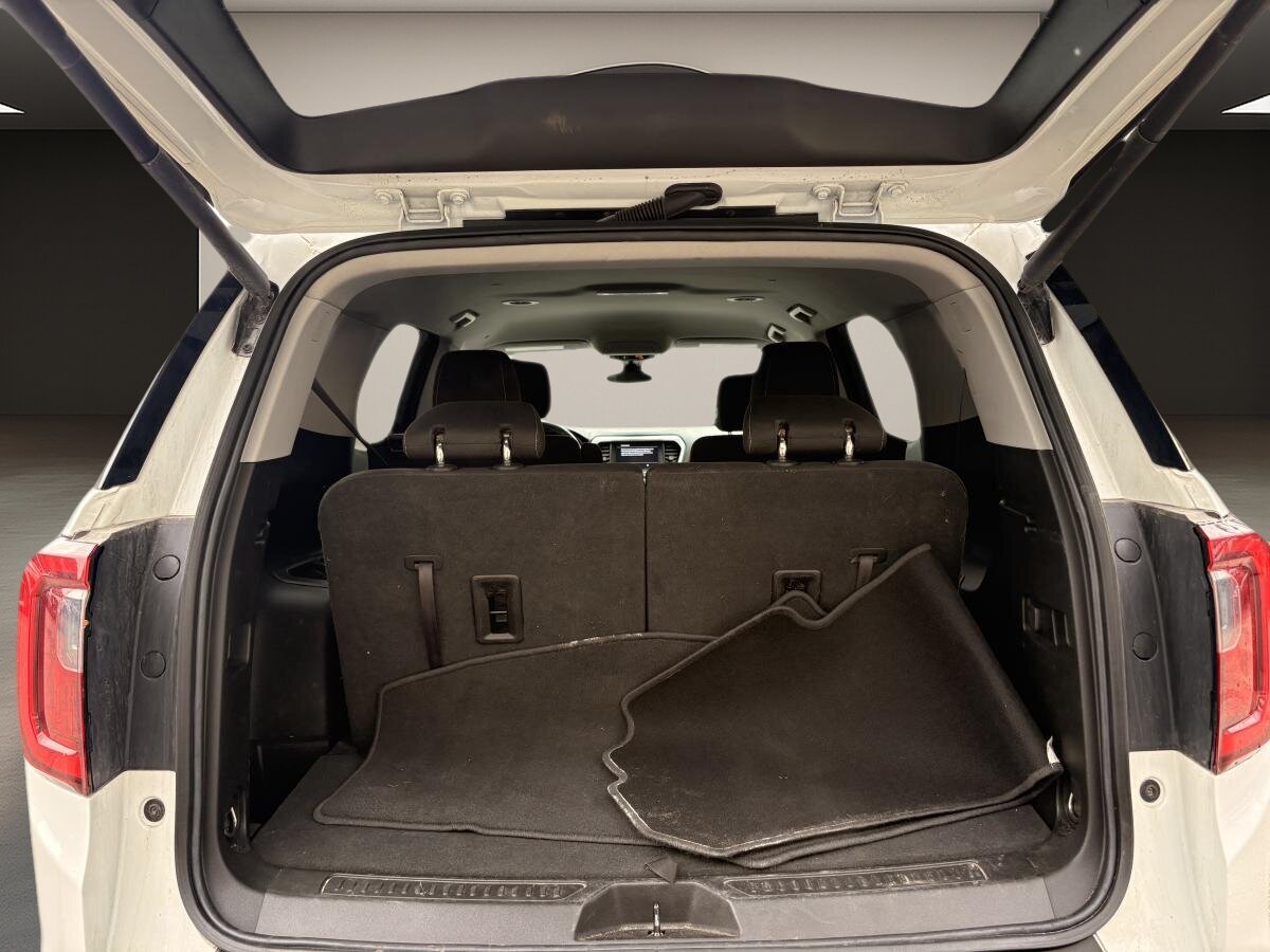 2023 GMC Acadia - Image 9