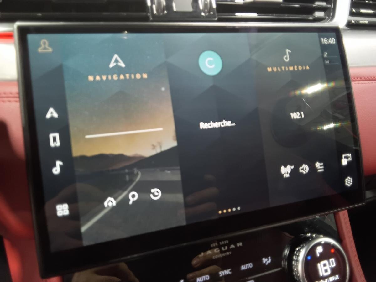 2023 Jaguar F-PACE - Image 17