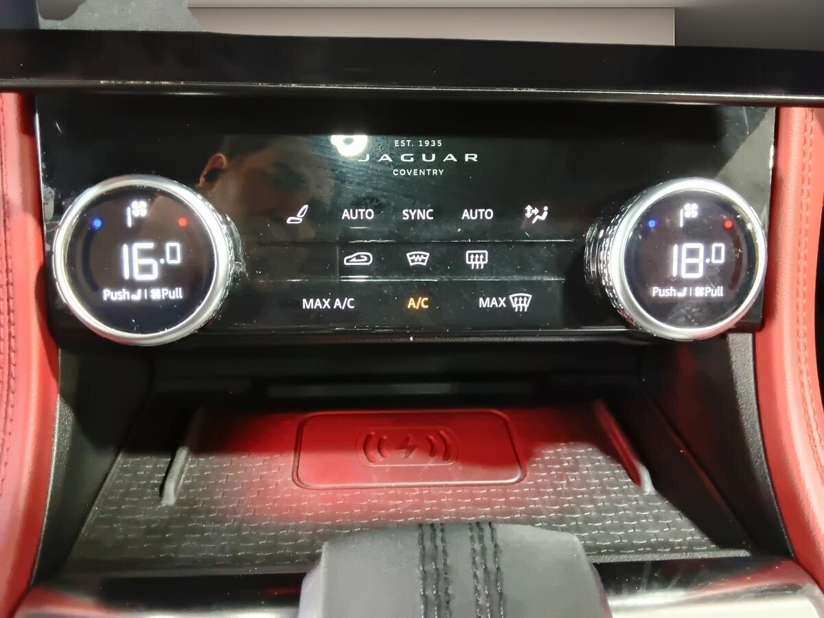2023 Jaguar F-PACE - Image 19