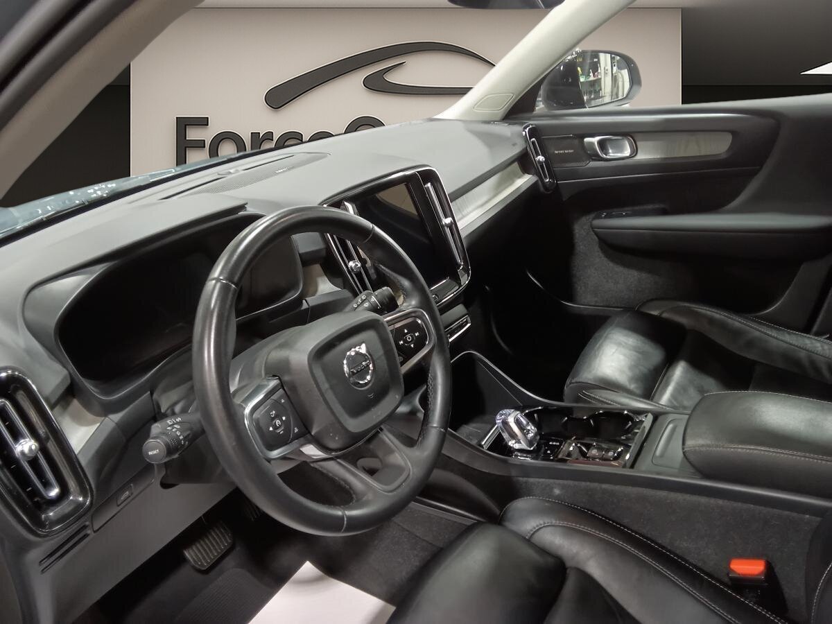 2023 Volvo XC40 - Image 3