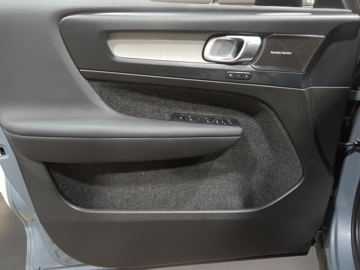 2023 Volvo XC40 - Image 16