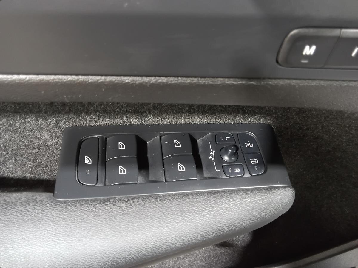 2023 Volvo XC40 - Image 17
