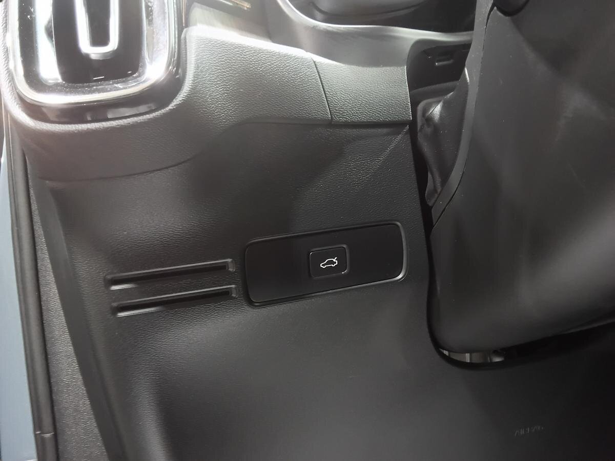 2023 Volvo XC40 - Image 18
