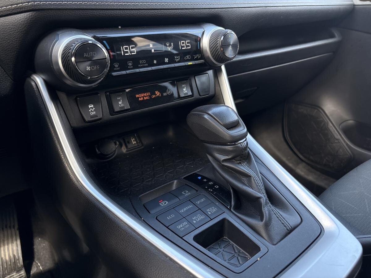 2019 Toyota RAV4 - Image 16