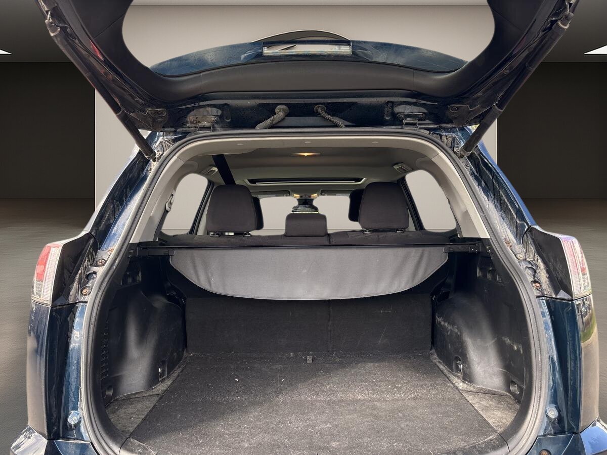 2017 Toyota RAV4 - Image 8