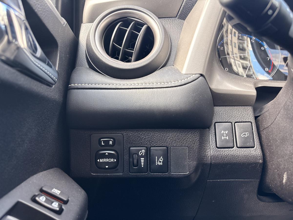 2017 Toyota RAV4 - Image 22