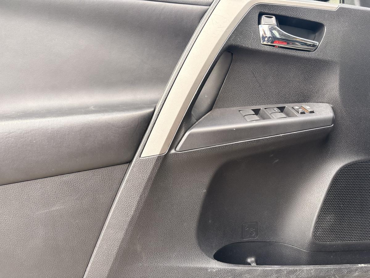 2017 Toyota RAV4 - Image 23