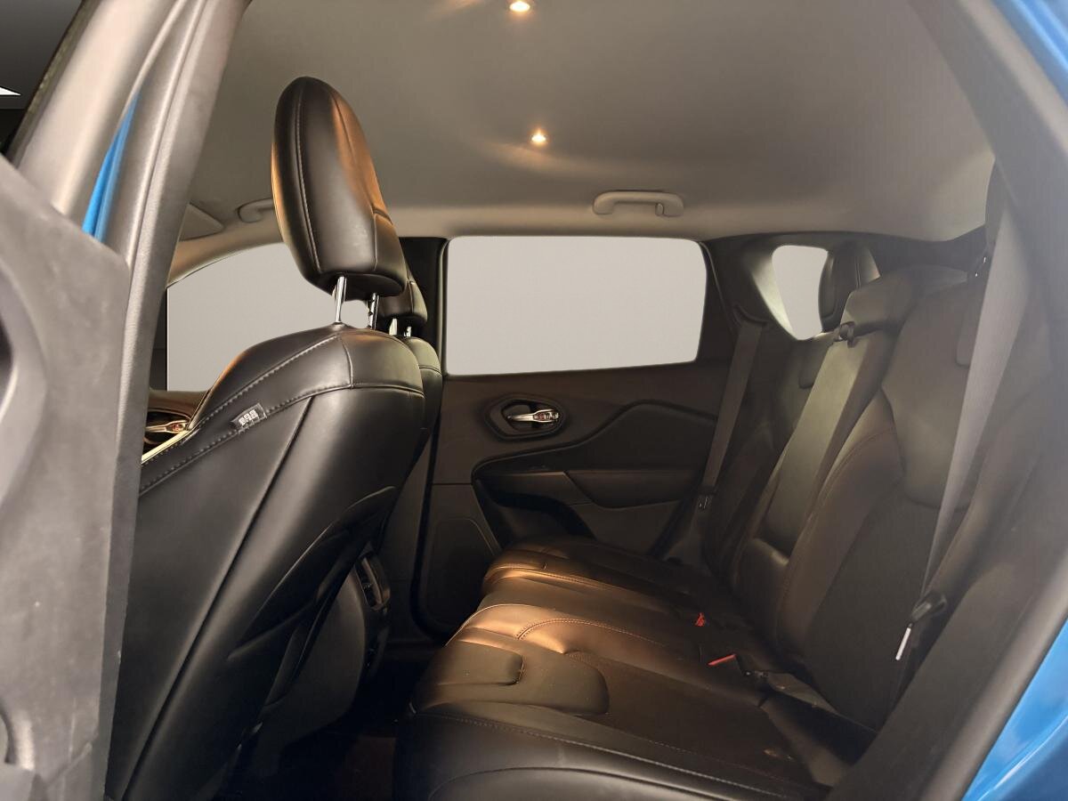 2020 Jeep Cherokee - Image 7
