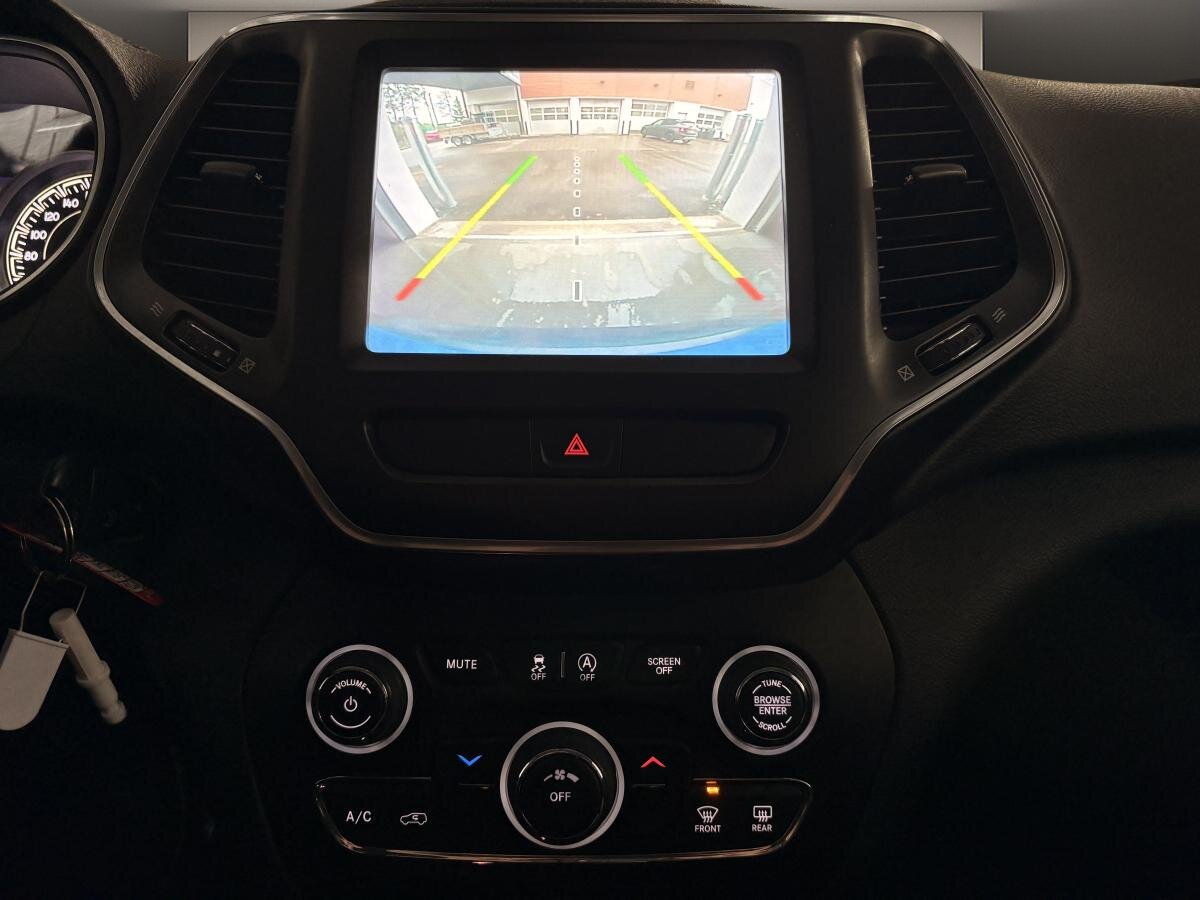 2020 Jeep Cherokee - Image 17