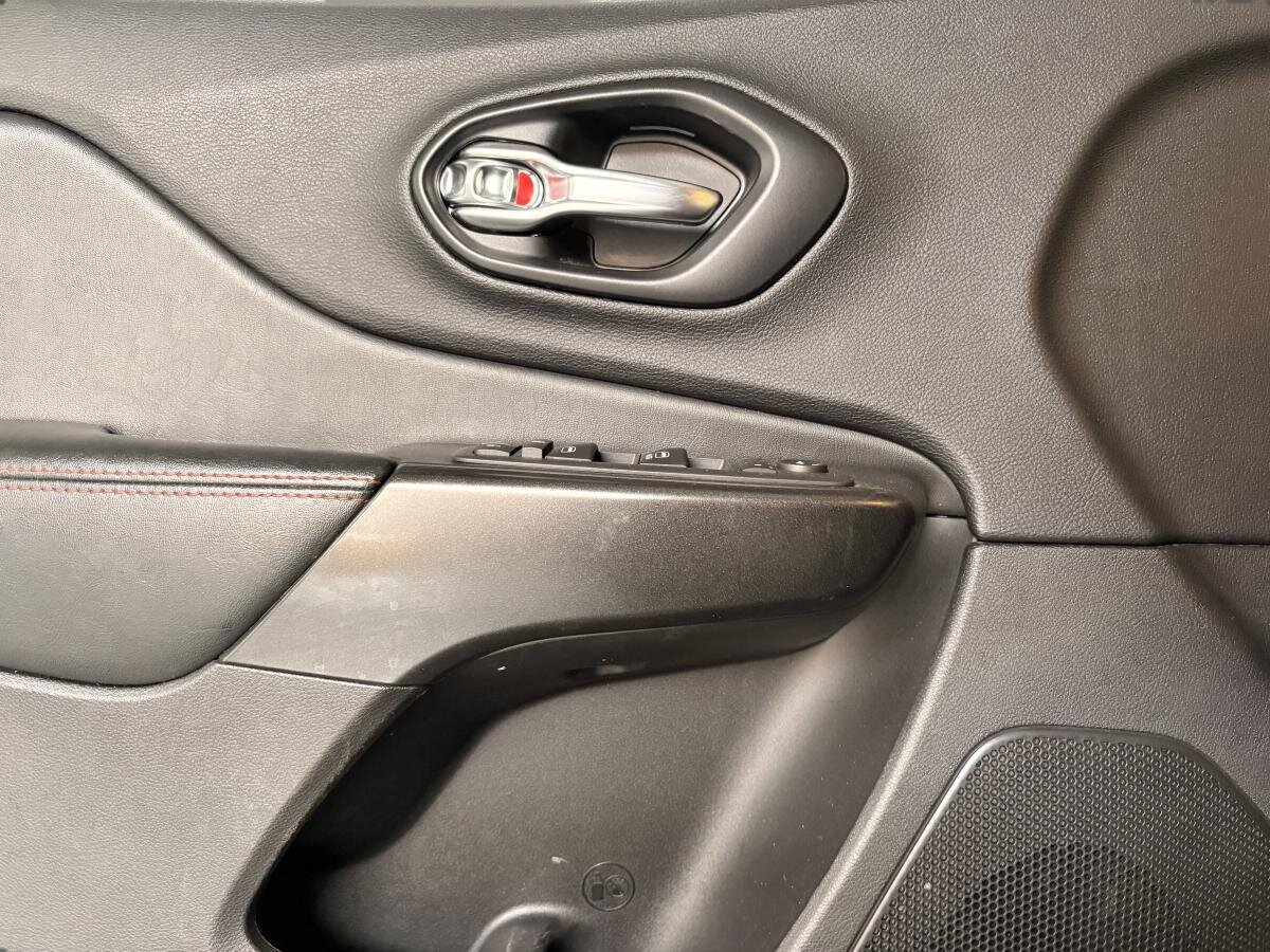 2020 Jeep Cherokee - Image 20