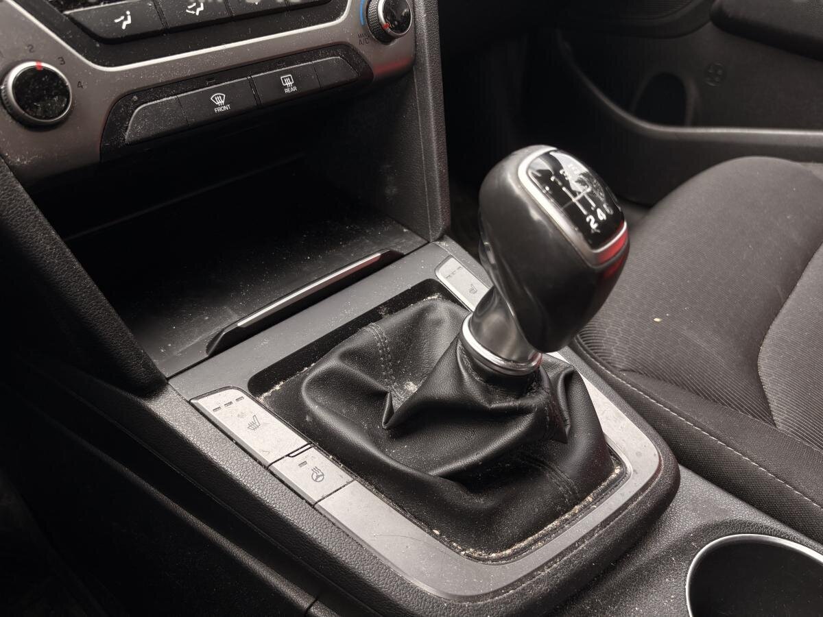2018 Hyundai Elantra - Image 15