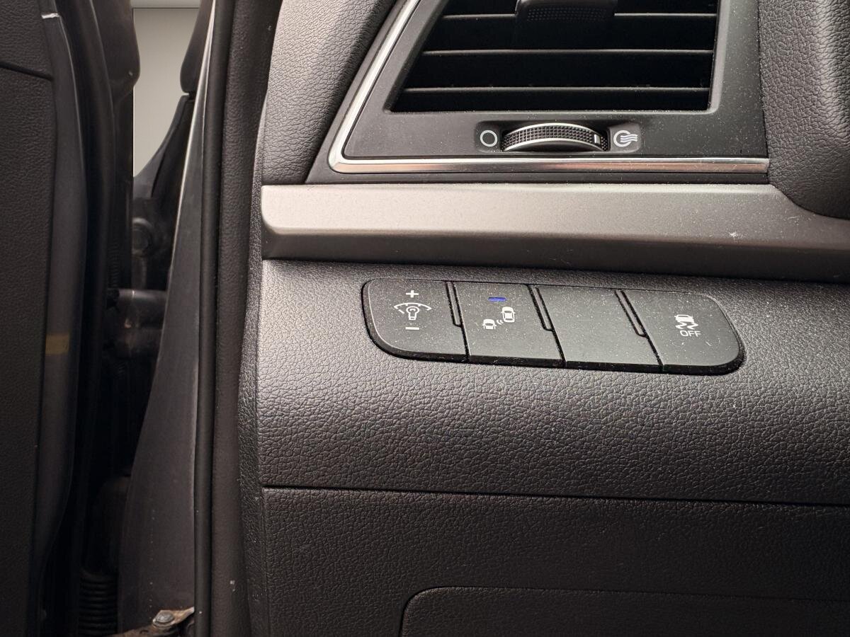 2018 Hyundai Elantra - Image 20
