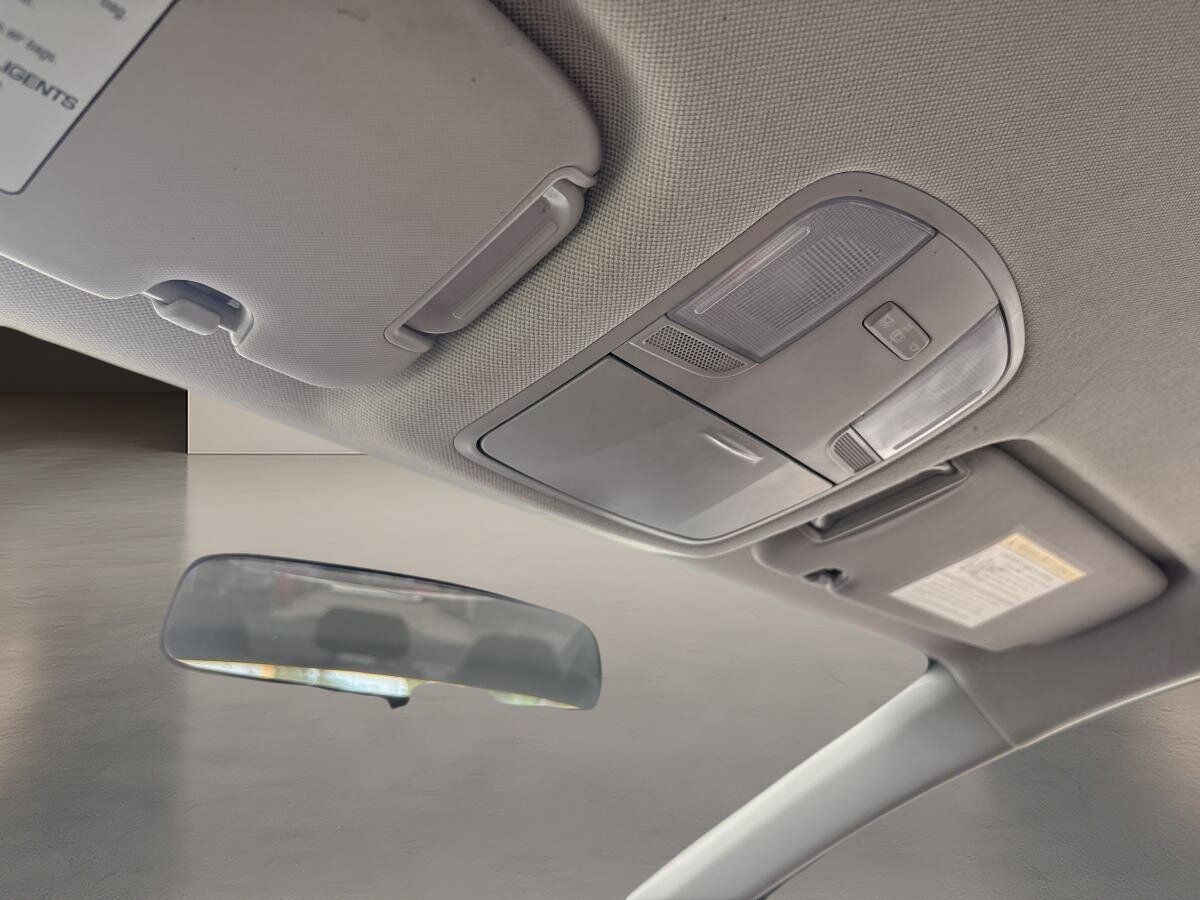 2018 Hyundai Elantra - Image 21