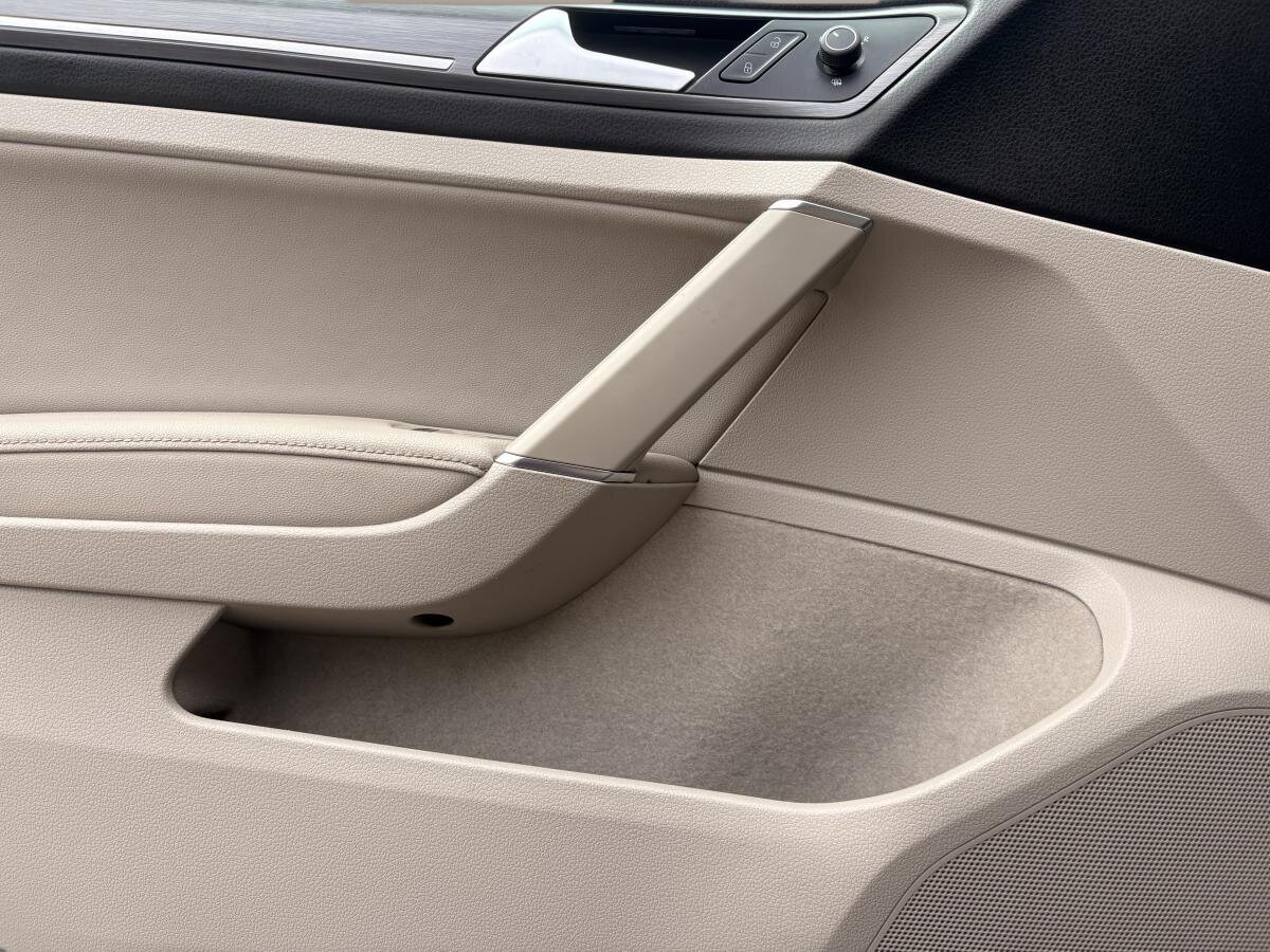 2020 Volkswagen e-Golf - Image 18