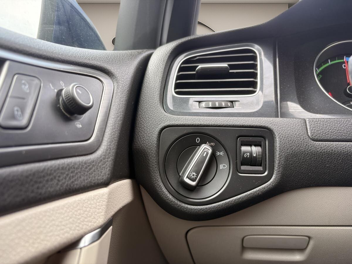 2020 Volkswagen e-Golf - Image 19