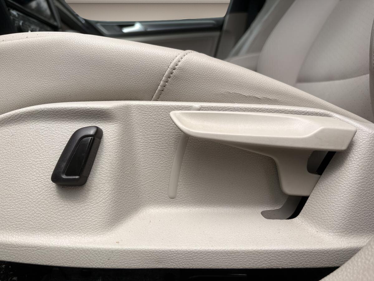 2020 Volkswagen e-Golf - Image 20