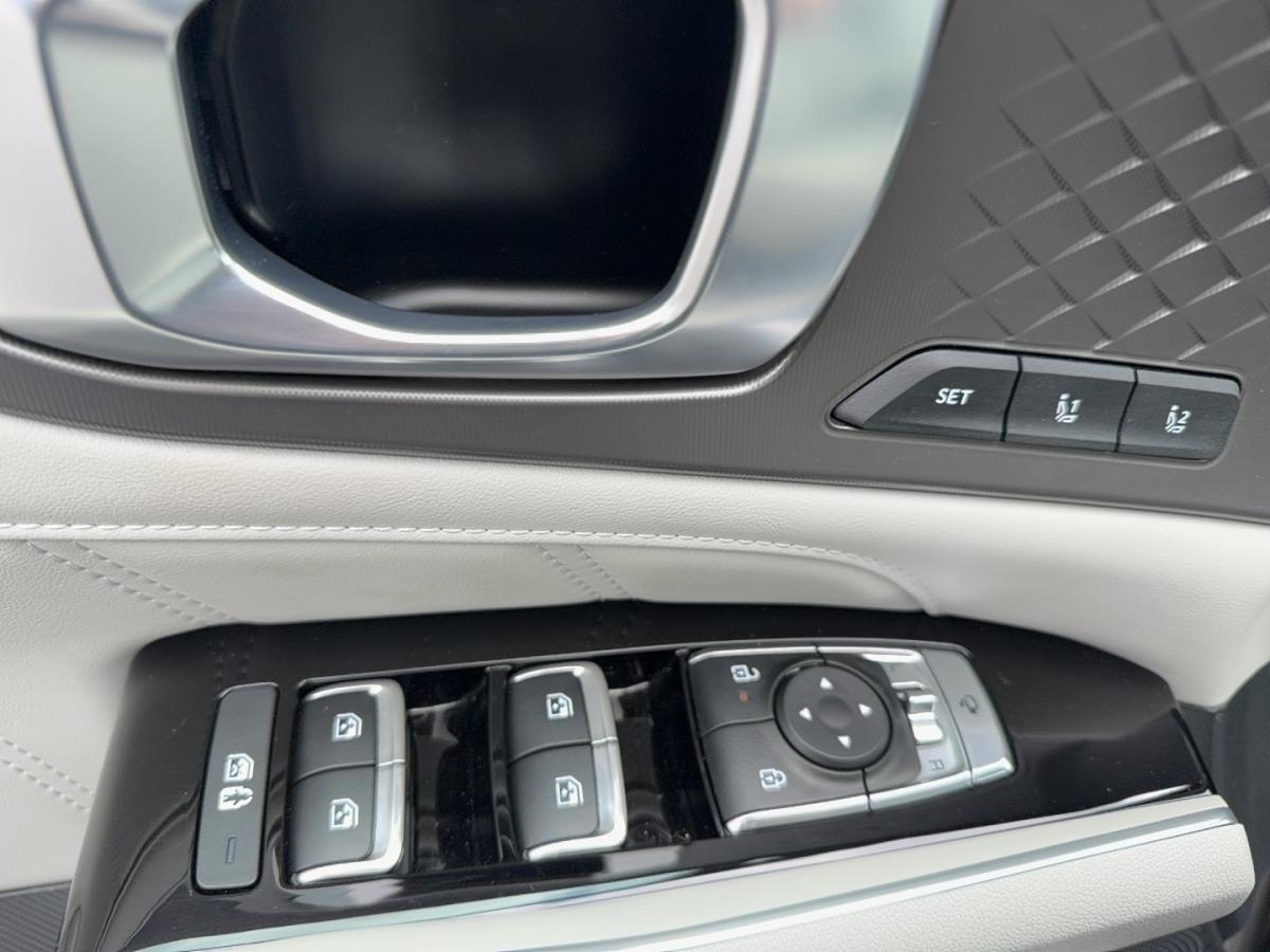 2025 Kia Sorento - Image 12