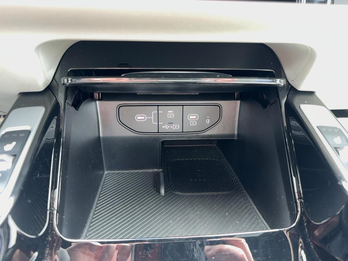 2025 Kia Sorento - Image 27