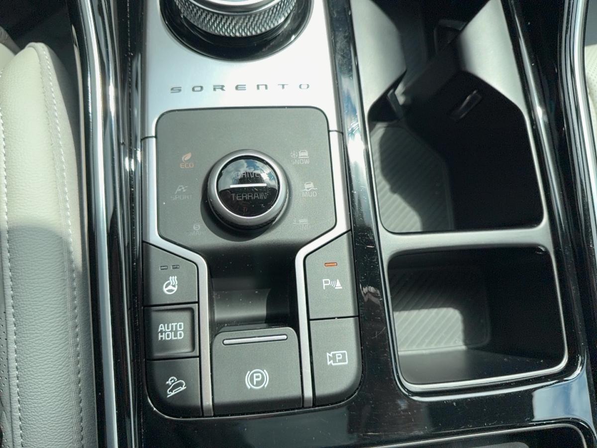 2025 Kia Sorento - Image 30