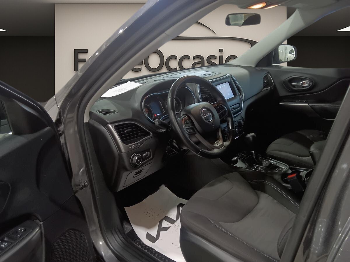 2019 Jeep Cherokee - Image 11