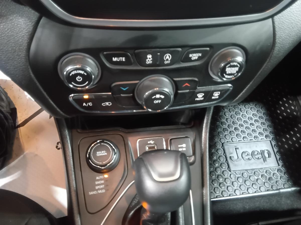 2019 Jeep Cherokee - Image 16