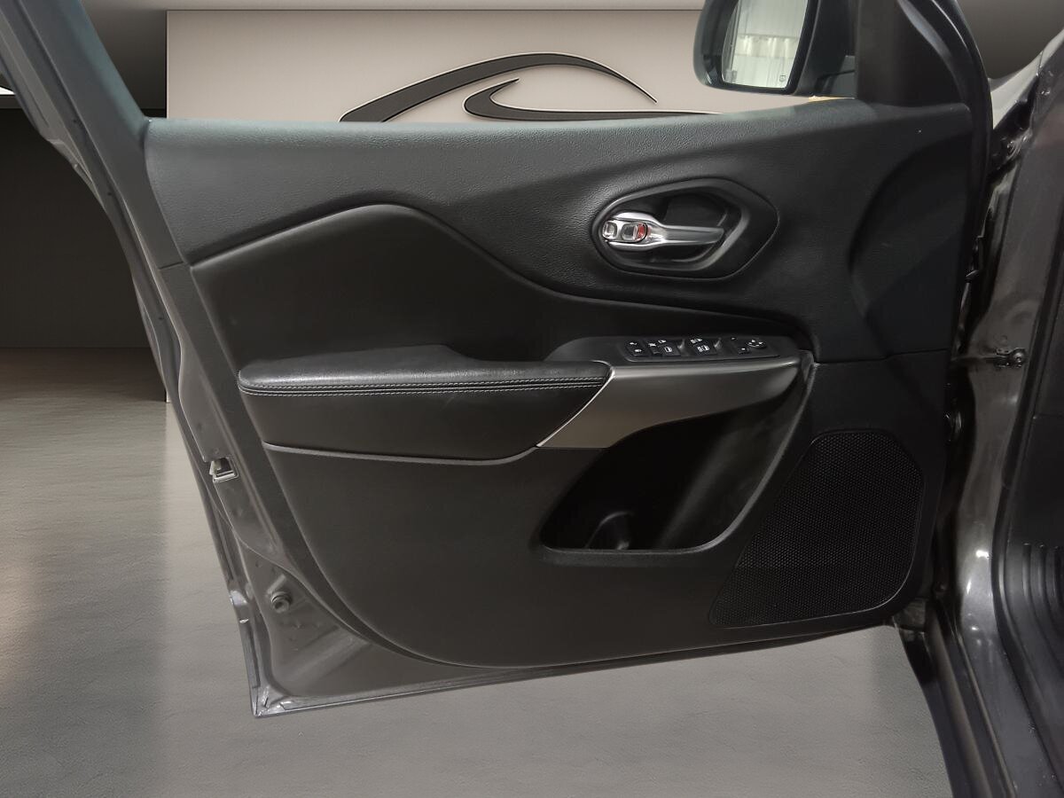 2019 Jeep Cherokee - Image 28