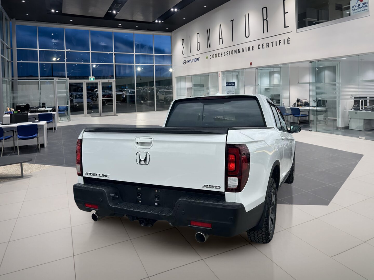 2023 Honda Ridgeline - Image 5